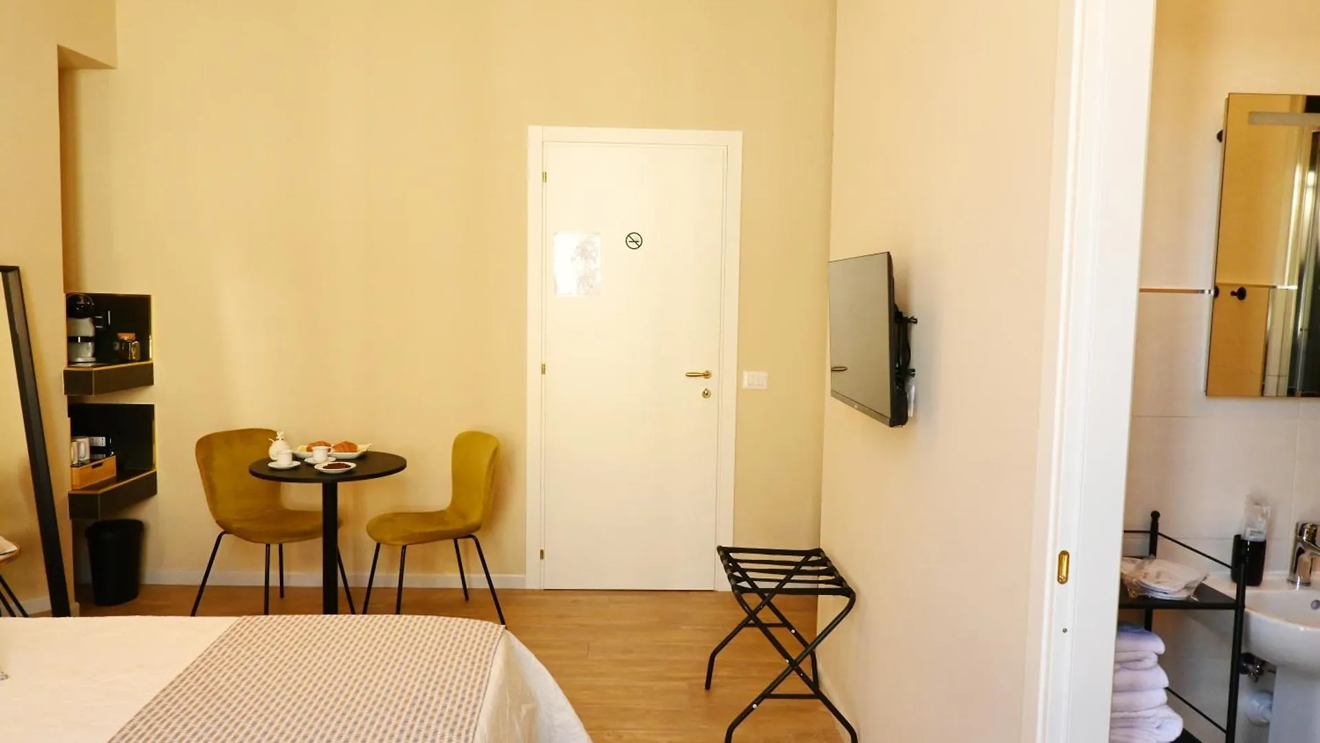 Ta-49 Bed E Breakfast Bed & Breakfast Naples Italy